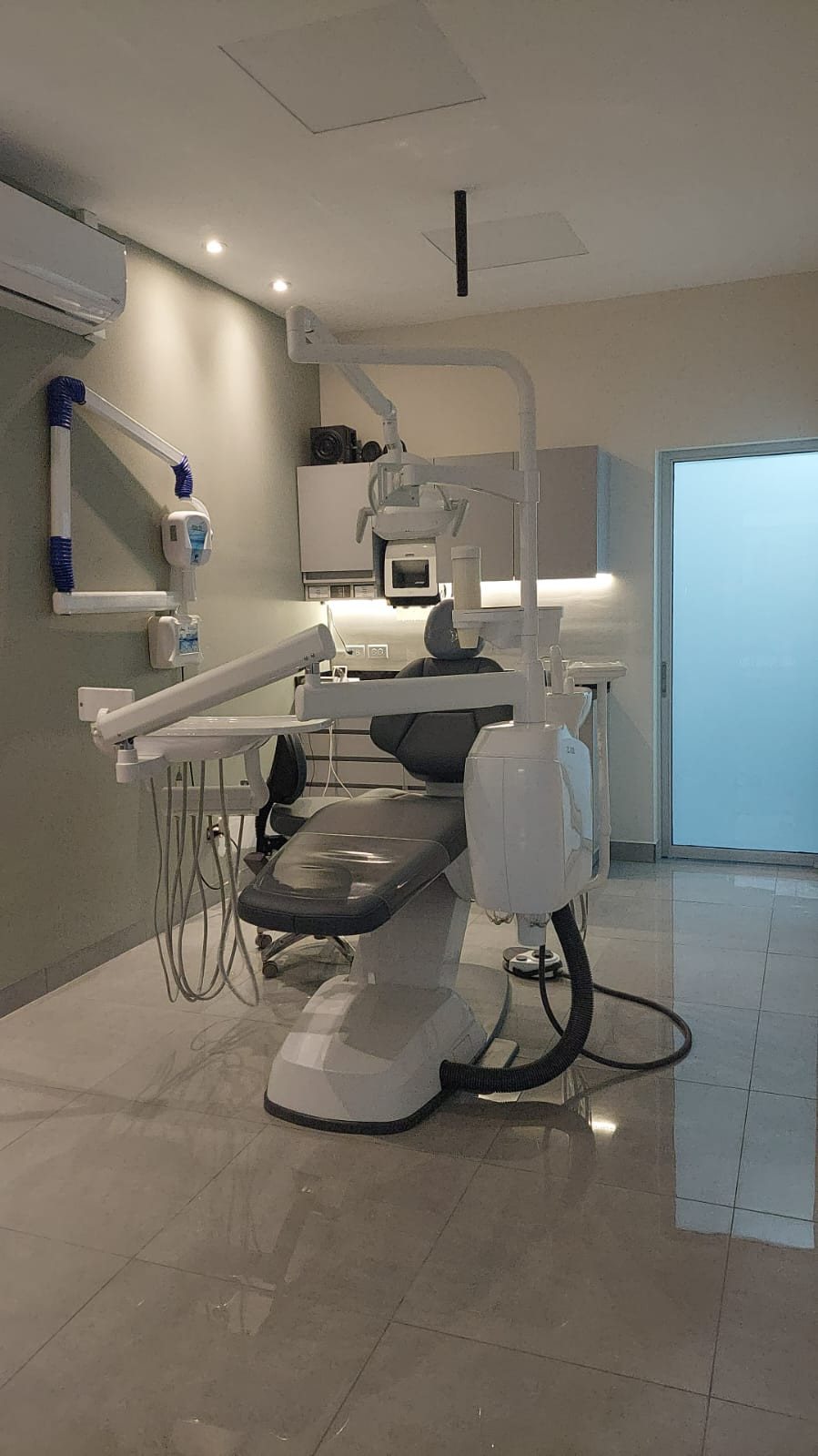 Sillón dental y equipo moderno