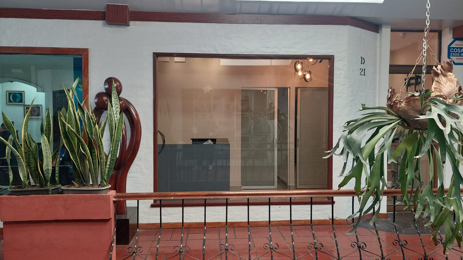 Fachada de la clínica en Centro Comercial Villas Españolas
